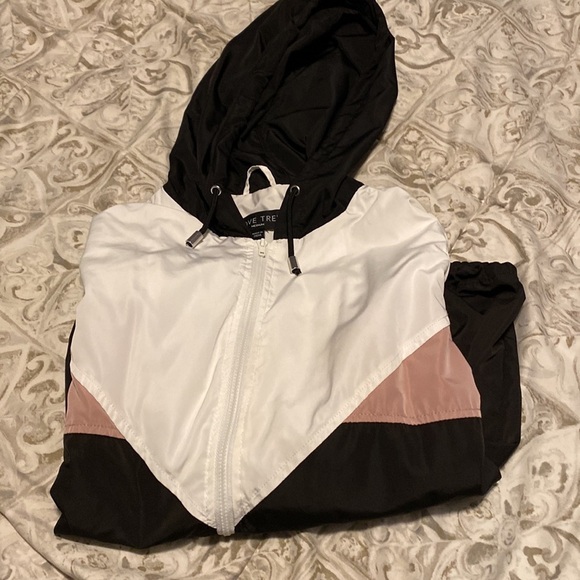 Love tree light weight jacket size medium color white and black and pink👍🏽 - Picture 2 of 6